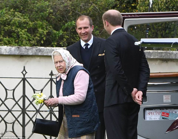 Elizabeth II, en hélicoptère pour rencontrer Louis (photo)
