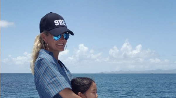 Laeticia Hallyday affiche un large sourire. L'état de santé de Johnny Hallyday est rassurant