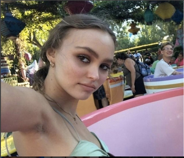 Lily-Rose Depp, grâce à Vanessa Paradis, elle a enfin appris à faire du vélo