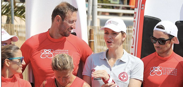 Sur la plage de Monaco, Charlène de Monaco veille sur les jeunes baigneurs (vidéo)