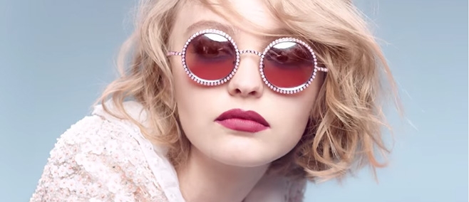 Lily-Rose Depp, très complice avec Cara Delevingne (photo)