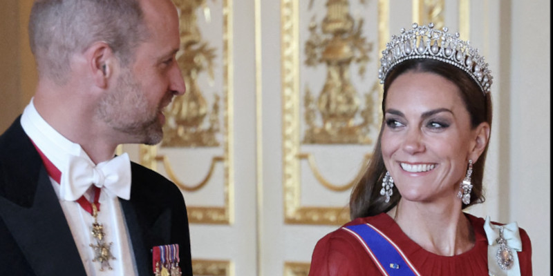 Kate Middleton rayonne en Givenchy au banquet d'Etat 