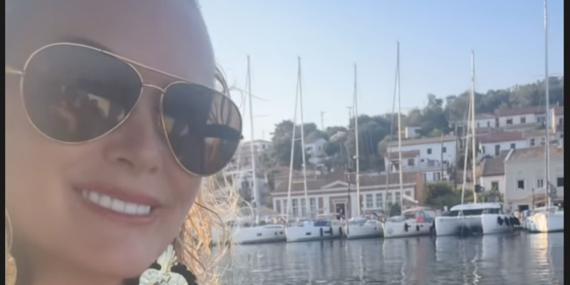 Laeticia Hallyday s'échappe à Lákka en Grèce avec Frédéric 