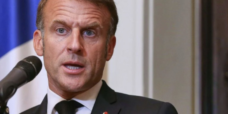 Rumeur folle : Emmanuel Macron aurait « loué » son public